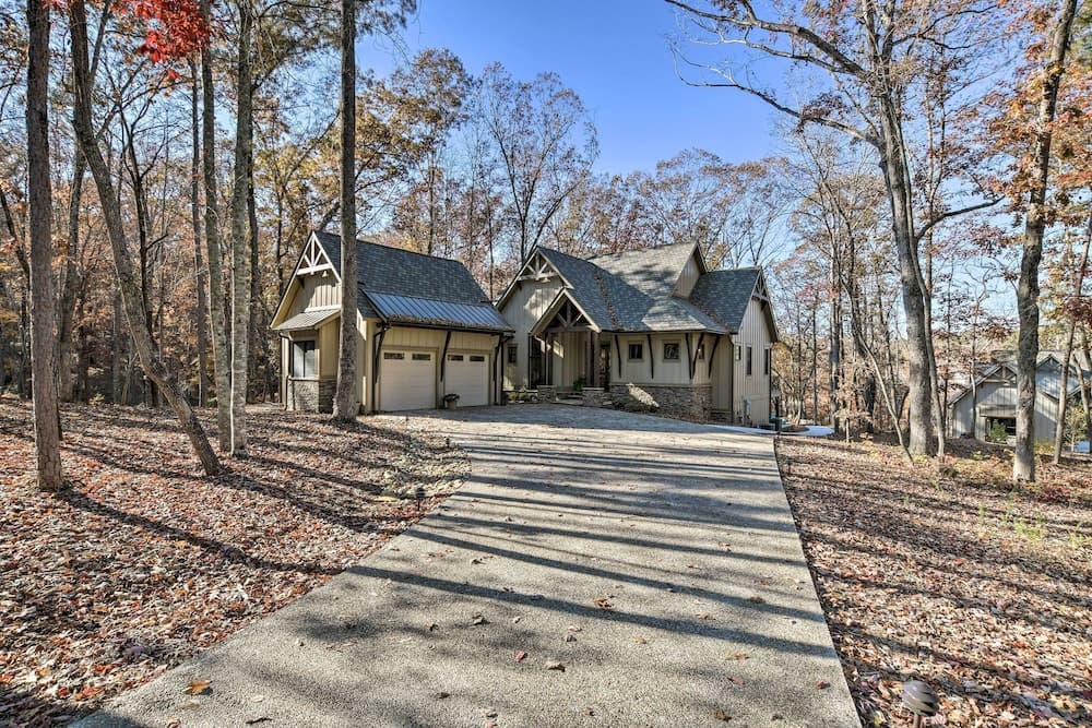 Lake Keowee Cottage w/ Deck & Private Dock!
