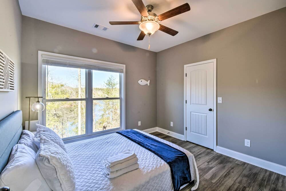 Lake Keowee Getaway: Boat Dock, Deck, Grill!