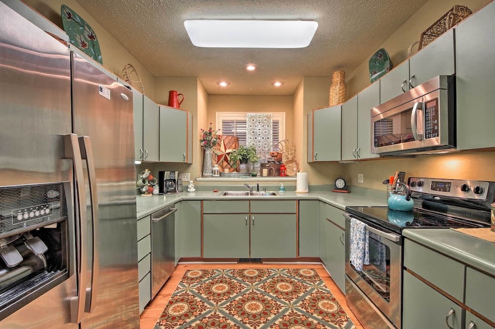 Lakefront Condo w/ Resort-style Amenities + Marina