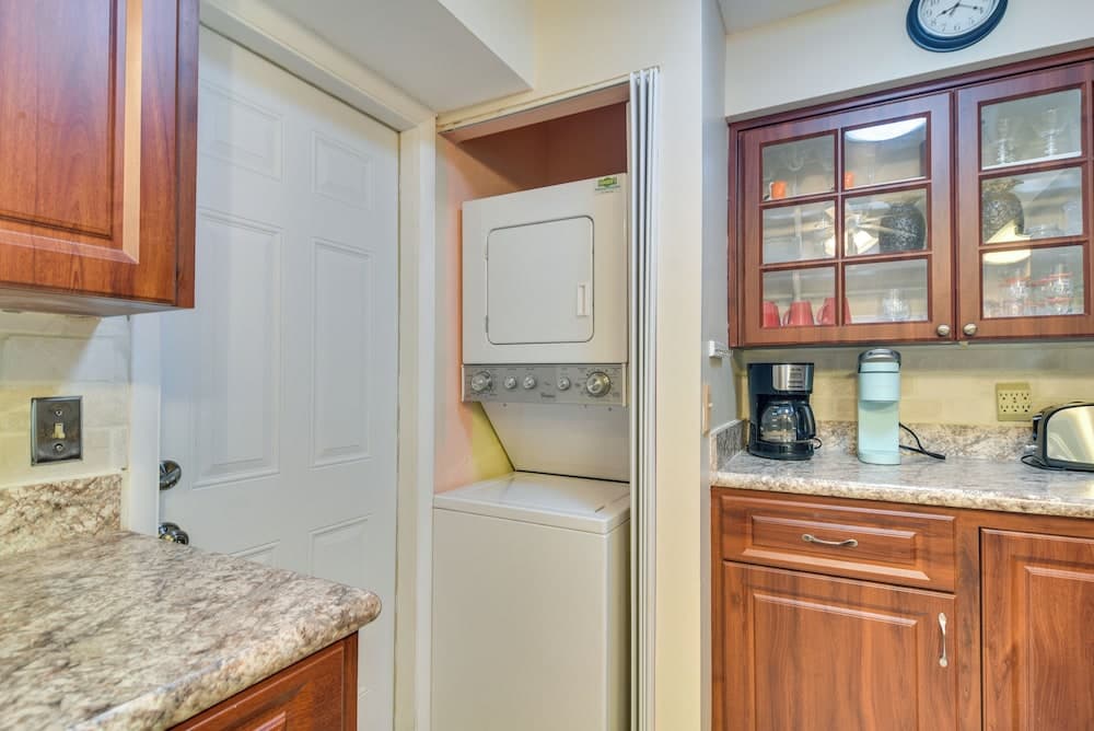 4 Mi to Dog Beach: Largo Home w/ Pool & Hot Tub!