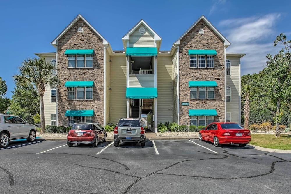 1 Mi to Coast: Myrtle Beach Condo w/ Pool Access!