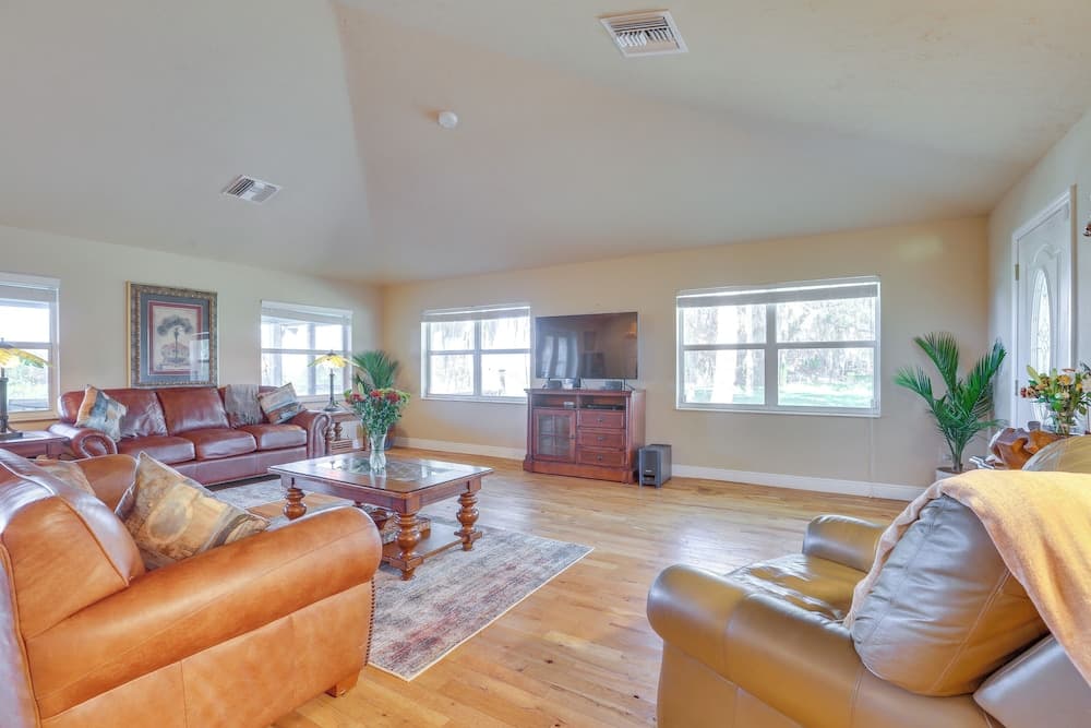 On Lake Istokpoga: Lorida Home w/ Lanai!