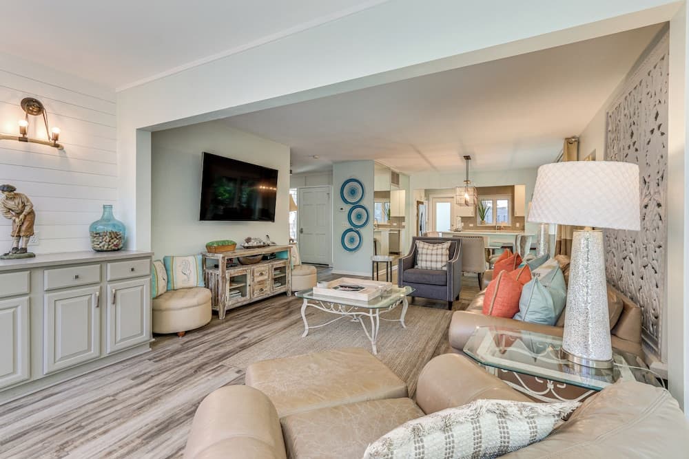 Modern Hilton Head Retreat: Walk to Beach & Golf!