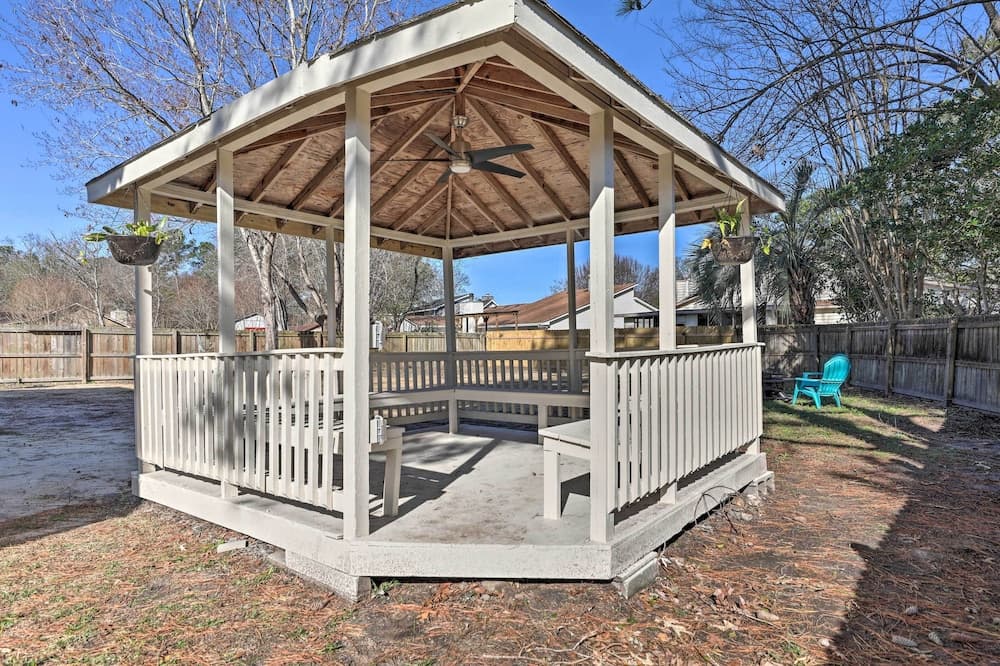 Fire Pit, Gazebo & Hot Tub: North Charleston Home!
