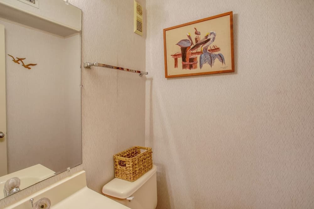 Walk to Ocean: Myrtle Beach Condo w/ Screened Deck