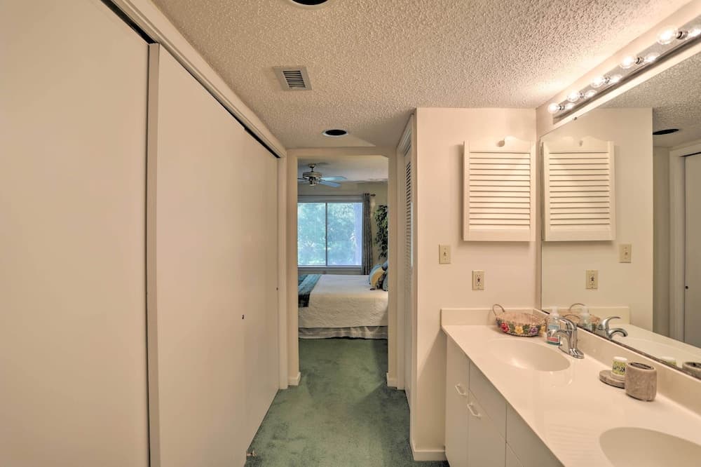 Pool Access & Lake Views: Kingston Resort Villa!