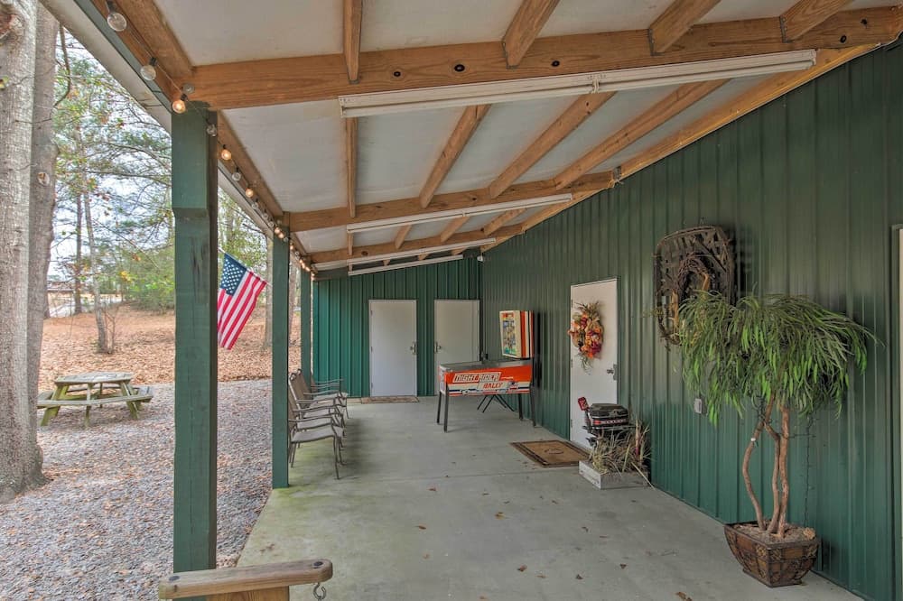 Saint Matthews Outlaw Gameroom w/ Fire Pit!