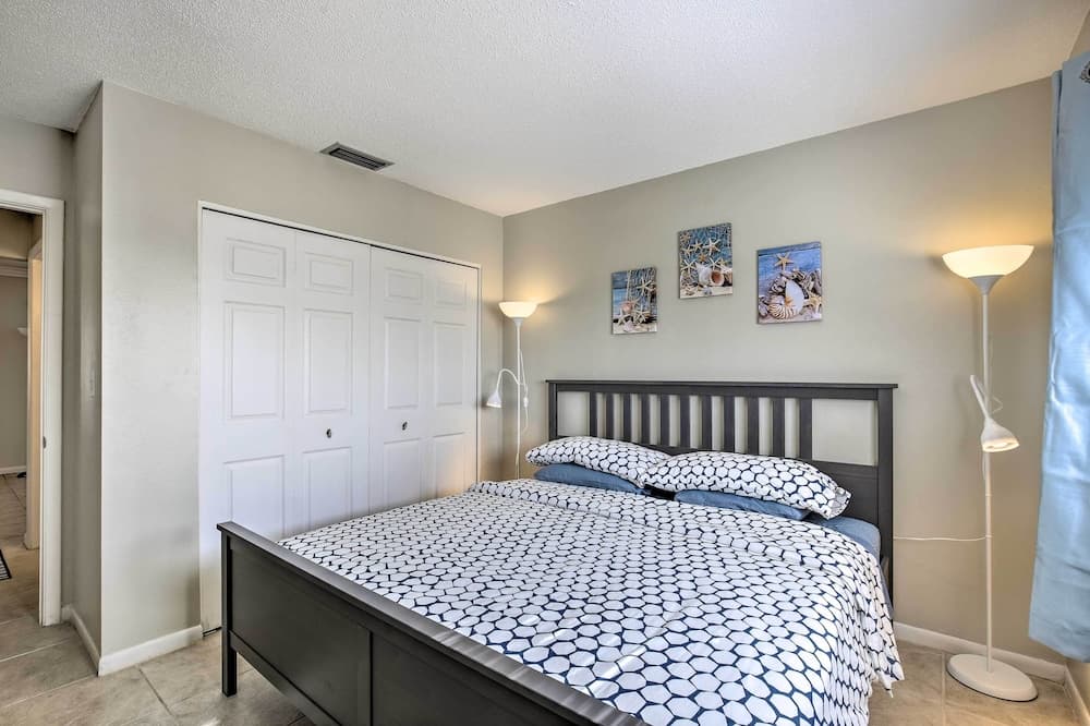 St. Pete Condo: Walking Distance to Beach!