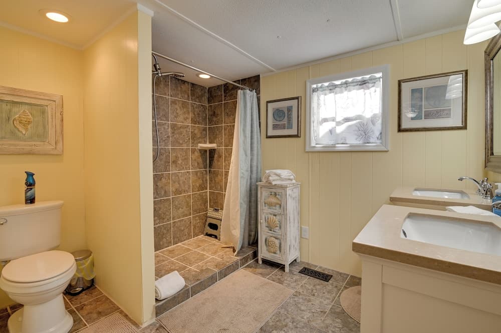 Walk to Ocean: Surfside Beach Home w/ Pool Access