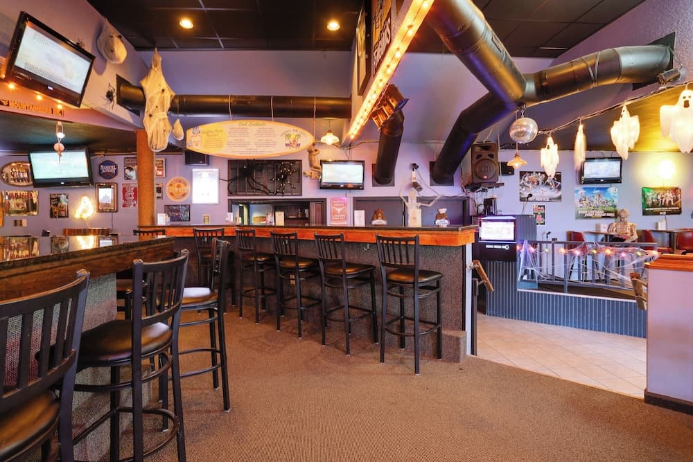 Walk to Ocean: Myrtle Beach Retreat w/ Sunroom