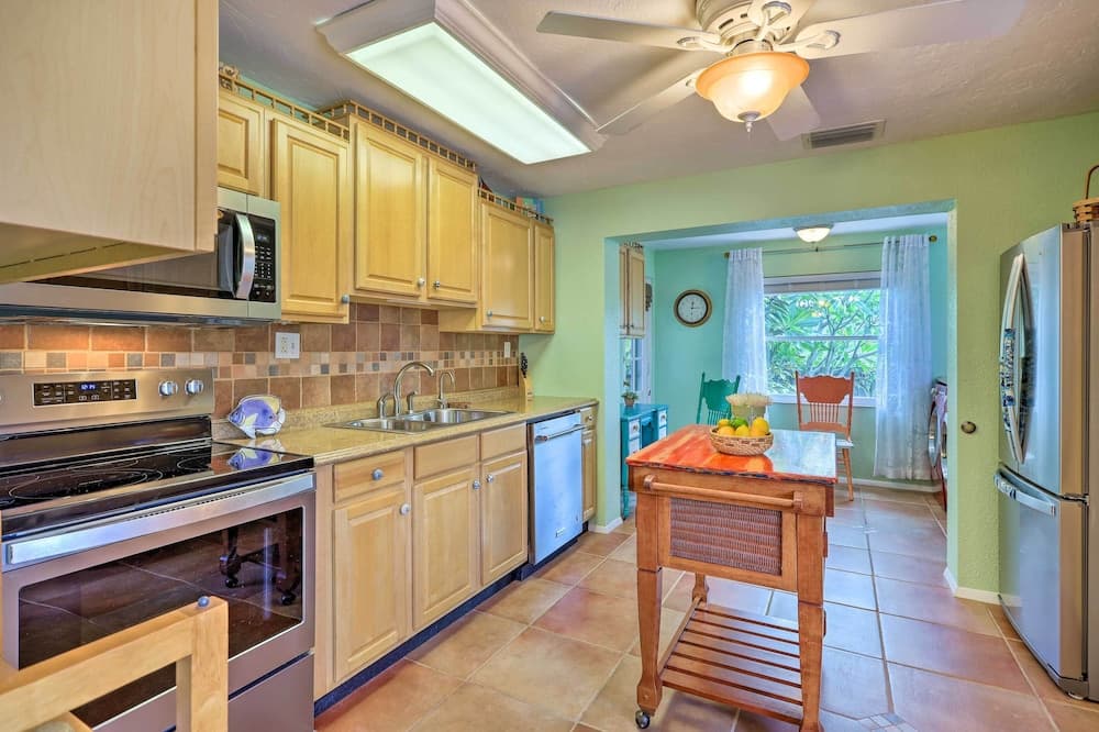 Vibrant Rockledge Home ~ 2 Mi to Cocoa Village!
