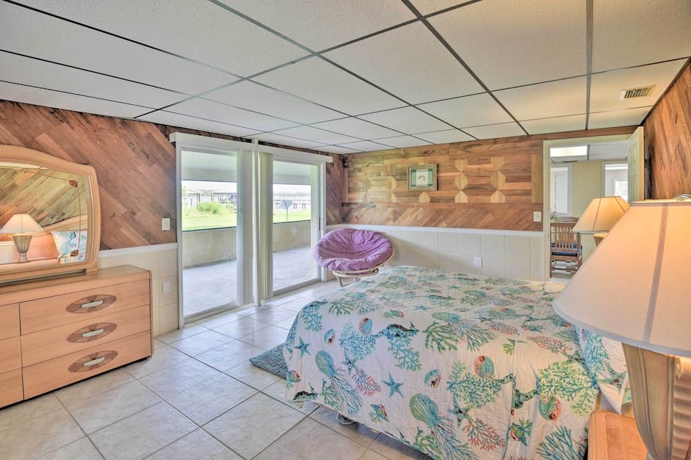 Waterfront Welaka Escape w/ Private Docks!