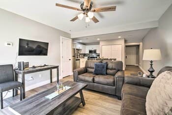 Airy Townhome: Close to Kayaking & Boating!