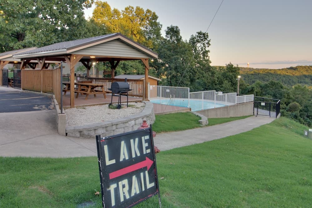 Family-friendly Condo: 1 Mi to Silver Dollar City!