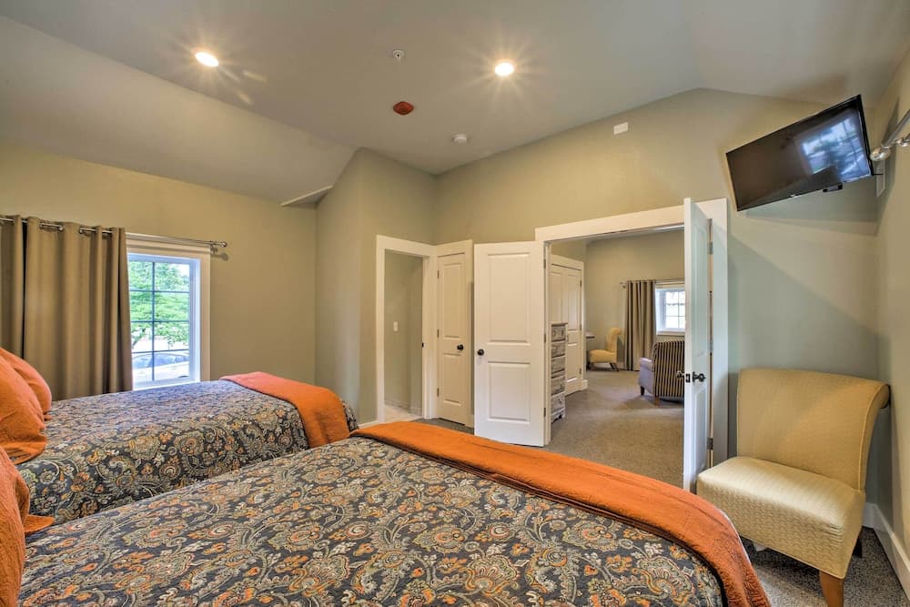 2 Mi to Branson Strip: Cozy Cottage w/ Fire Pit!