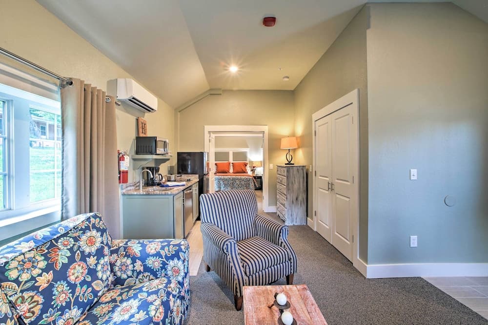 2 Mi to Branson Strip: Cozy Cottage w/ Fire Pit!