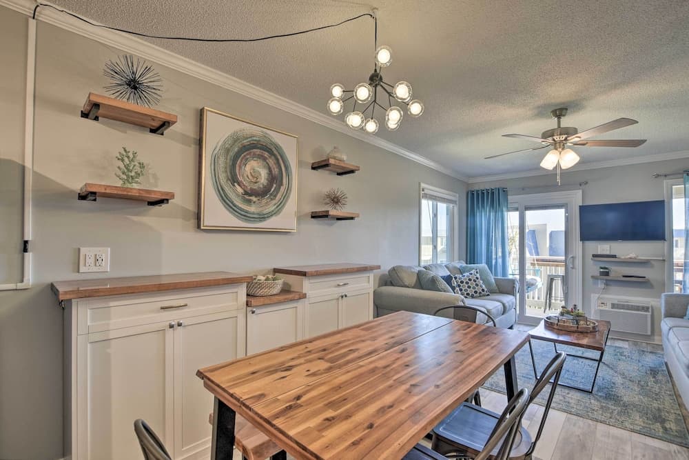 Beachfront Condo w/ Balcony: Walk to Apache Pier