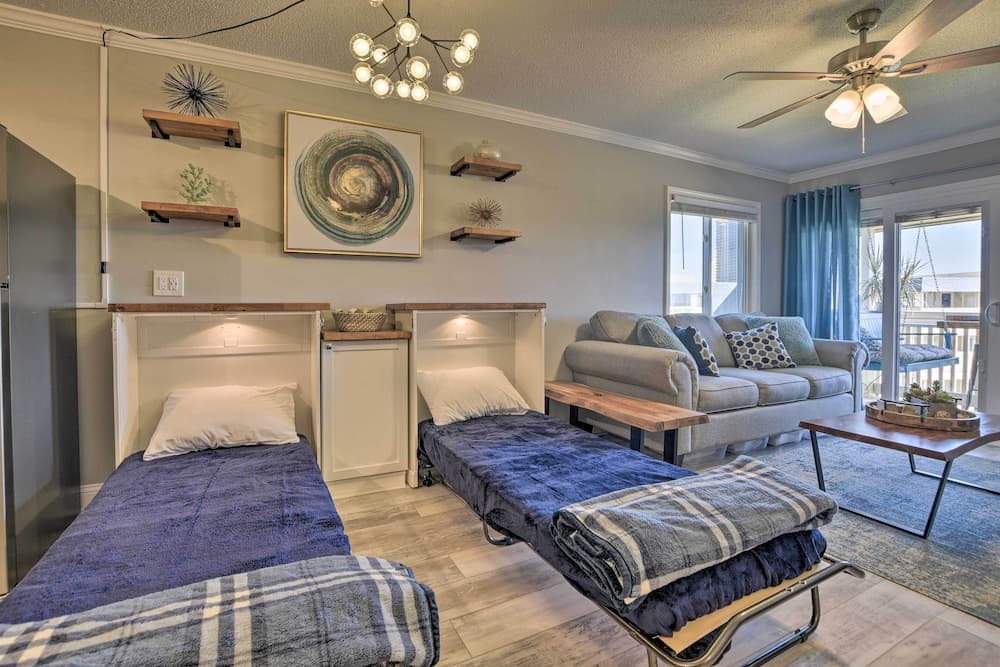 Beachfront Condo w/ Balcony: Walk to Apache Pier