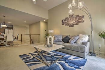 Bright Townhome < 10 Mi to Dtwn Kansas City!