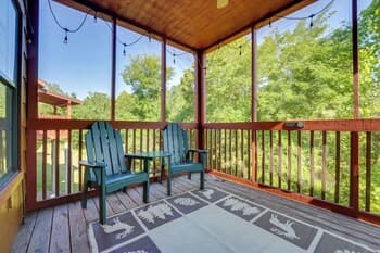 Central & Cozy Cabin ~ 1 Mi to Branson Strip!