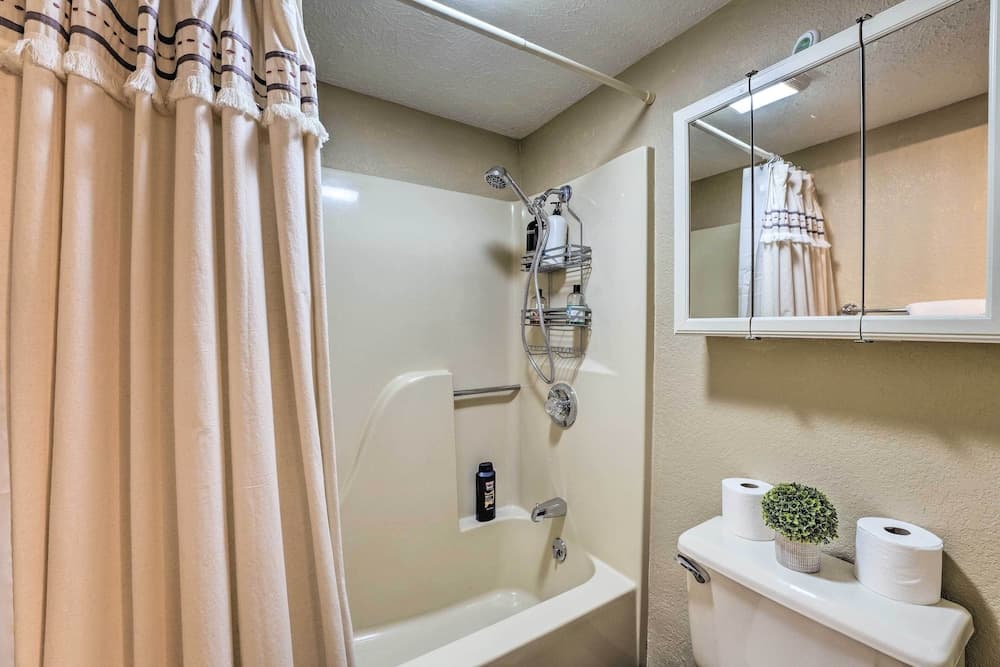 Balcony & Grill: Condo Near Table Rock Lake!