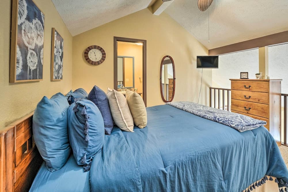 Balcony & Grill: Condo Near Table Rock Lake!