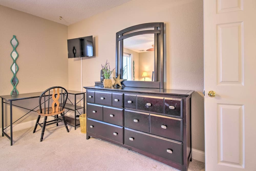 Charming Condo w/ Pool Access in Osage Beach!