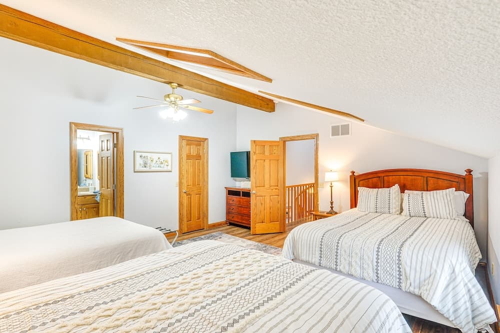 Private Balcony & Fall Views: Osage Beach Condo