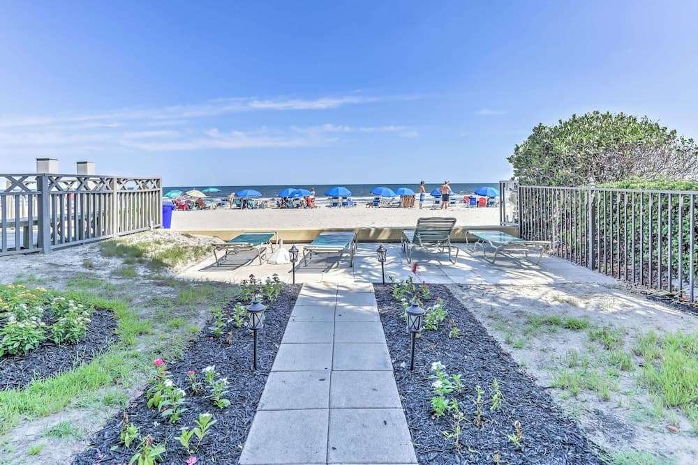Chic Myrtle Beach Seaside Escape w/ Pool Access!