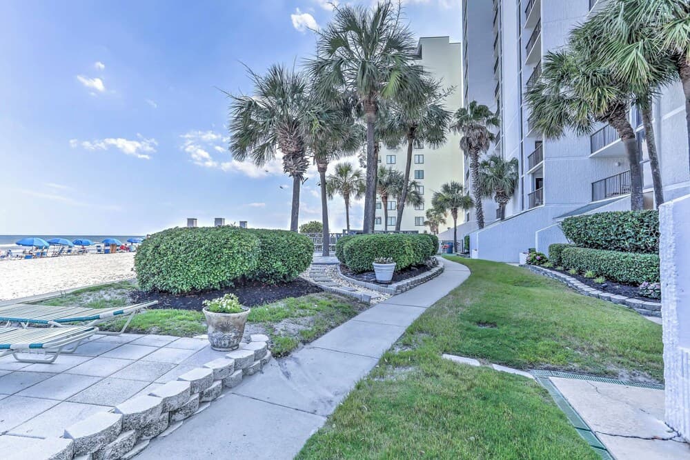 Chic Myrtle Beach Seaside Escape w/ Pool Access!