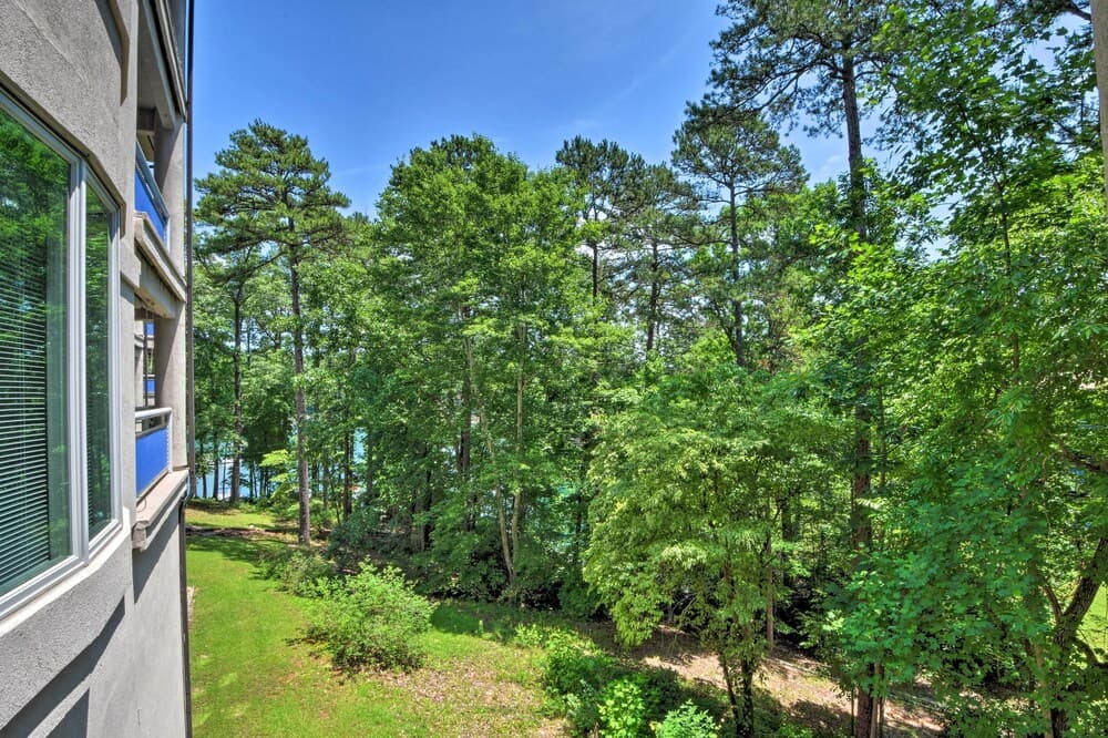 Condo on Lake Keowee w/ Resort Amenities & Pool!