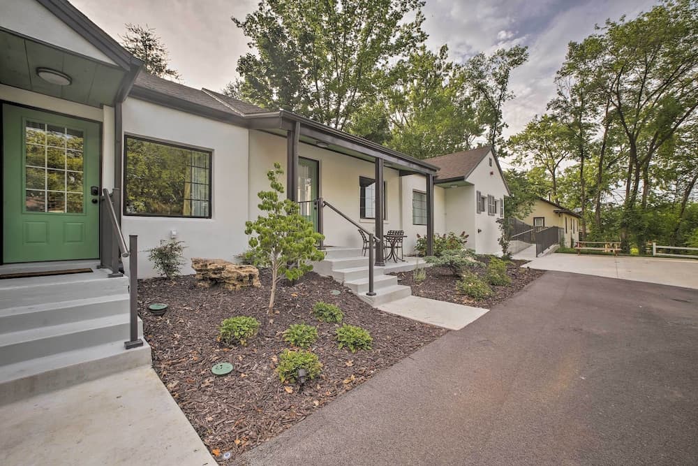 Fire Pit Access: Cozy Dtwn Branson Cottage!