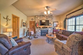 Cozy Dtwn Branson Duplex Near Lake & Strip!