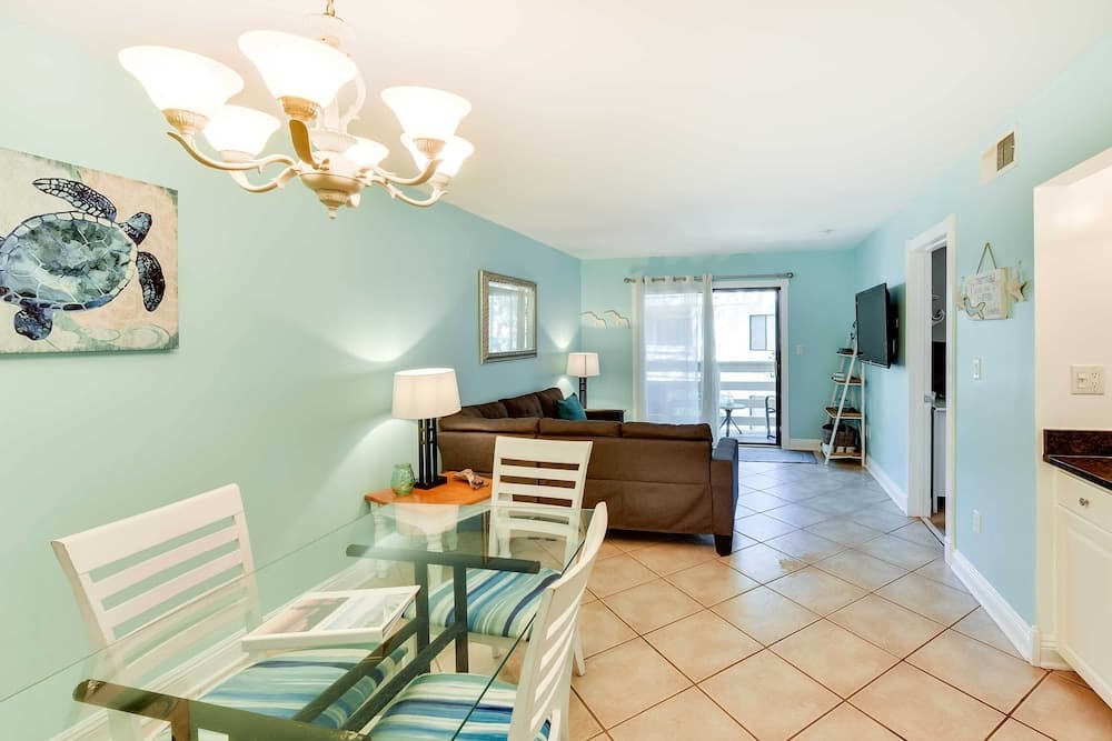 Pool Deck Access & Walk to Beach: Hilton Head Unit