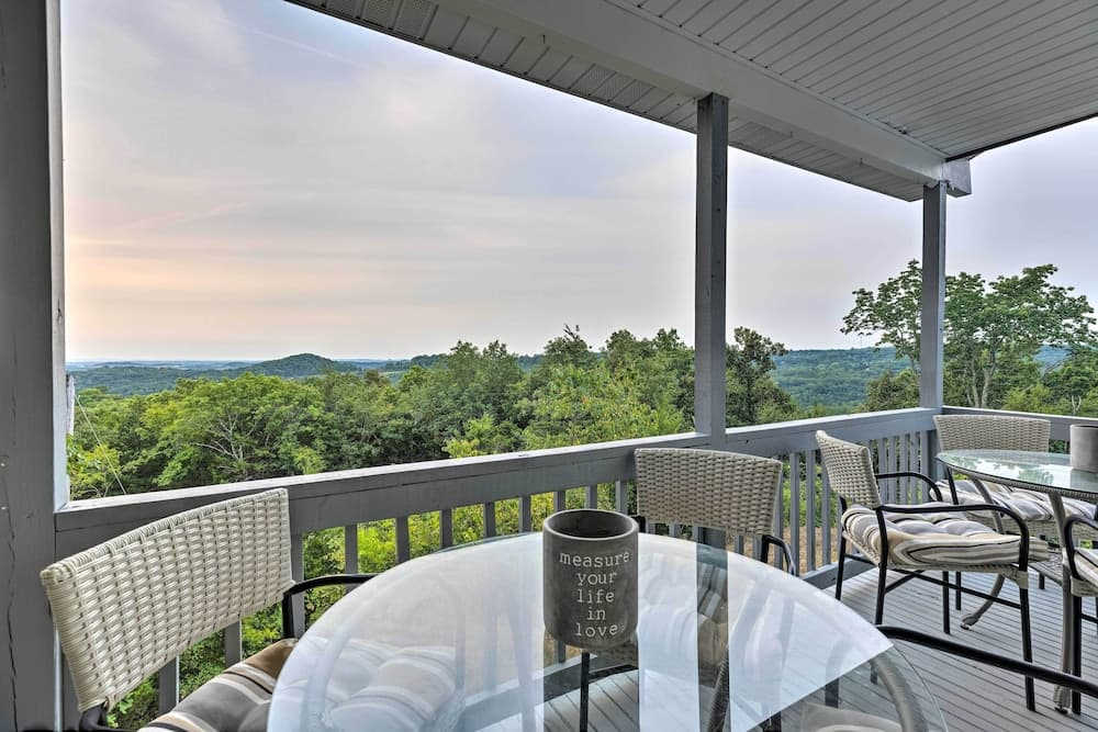 'hilltop Hideaway' Branson Home w/ Trampoline!