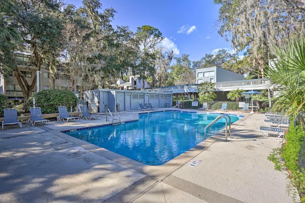 Walk to Beach: HHI Townhome w/ Pool Access!