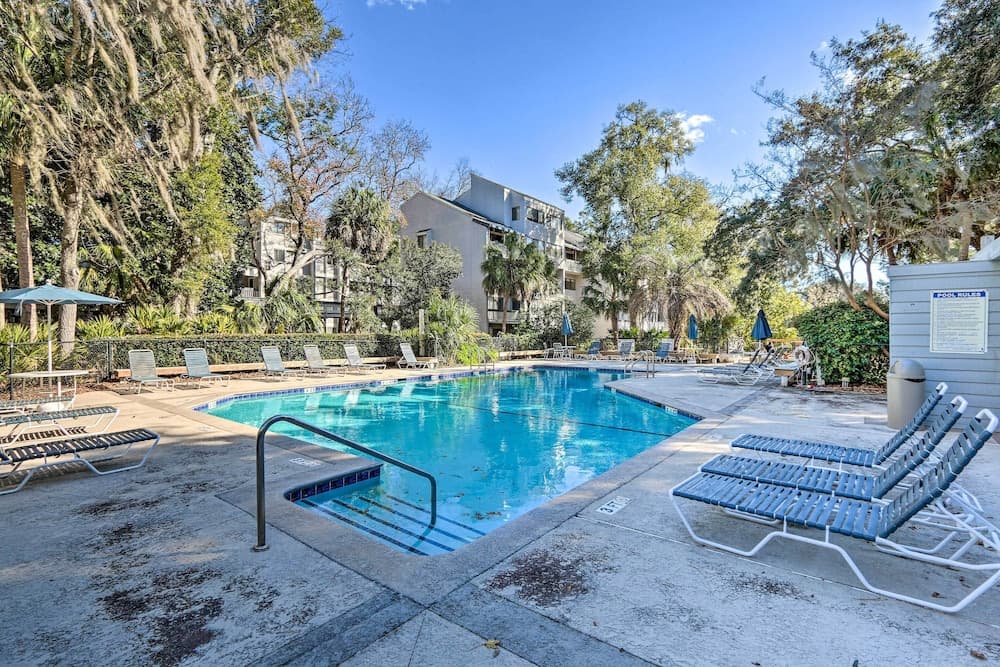 Walk to Beach: HHI Townhome w/ Pool Access!