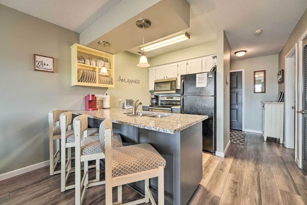 Inviting Branson West Condo w/ Pool Access