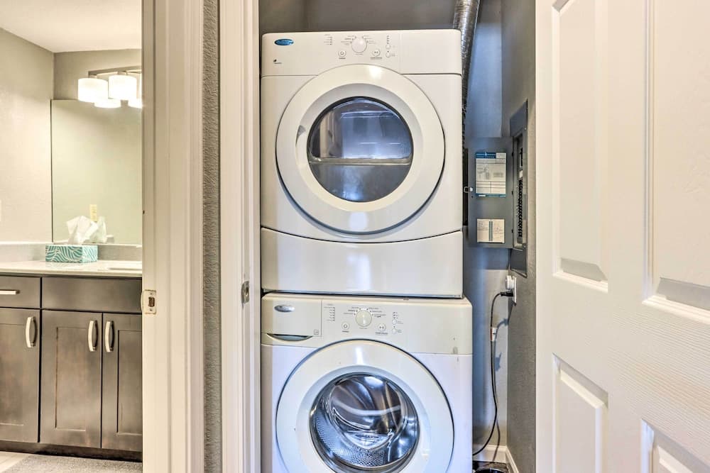 < 1 Mi to Margaritaville Resort: Osage Beach Home!