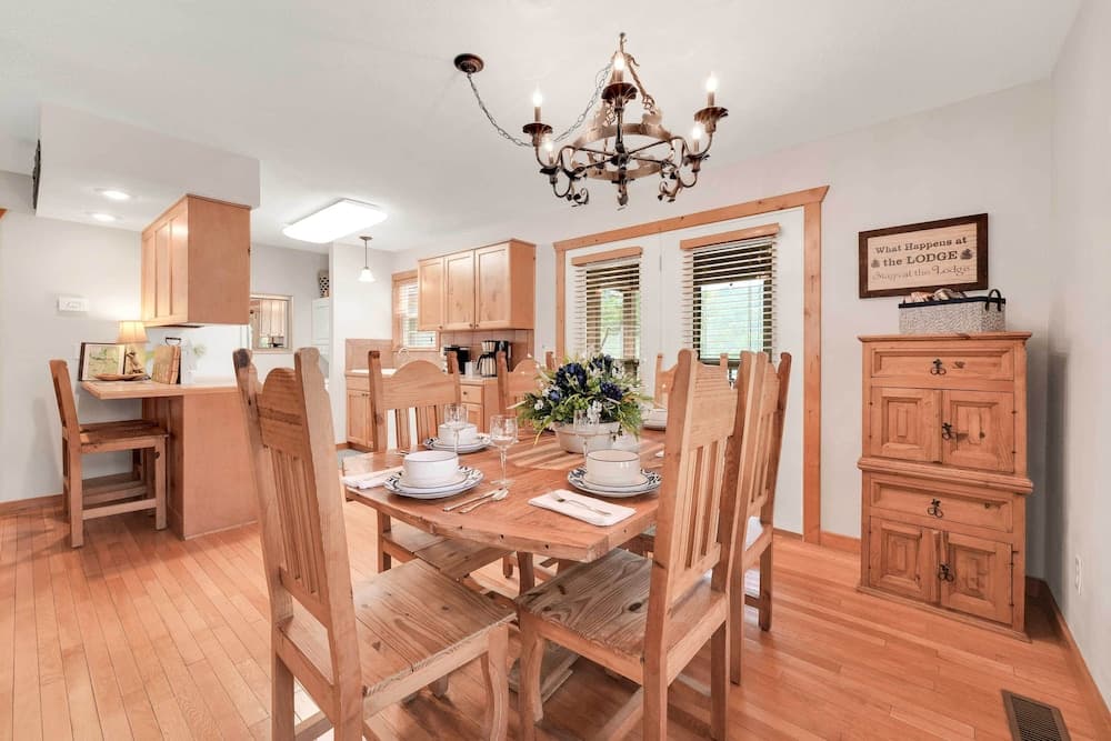 Lakefront Branson Cabin: 6 Mi to Branson Strip!