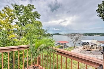 Lakefront Ozarks Getaway - Bring Your Boat!