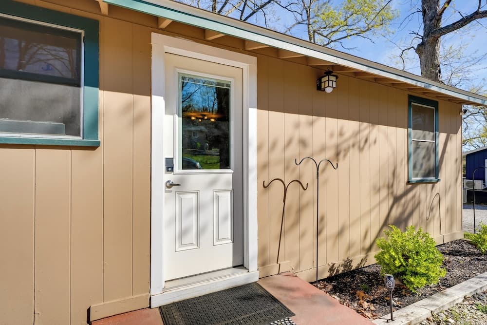 Lakeside Reeds Spring Home w/ Pool Access & Deck!