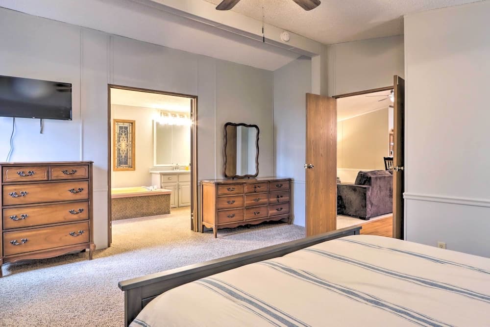 8 Mi to Beach: Lake-view Haven in Linn Creek!