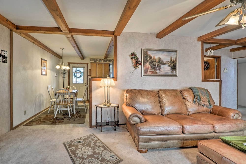 'the Lakehouse' Lovely Wappapello Country Home!