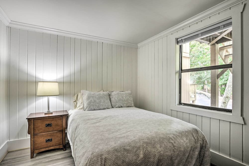 Keowee Key Condo w/ Lake & Amenities Access!