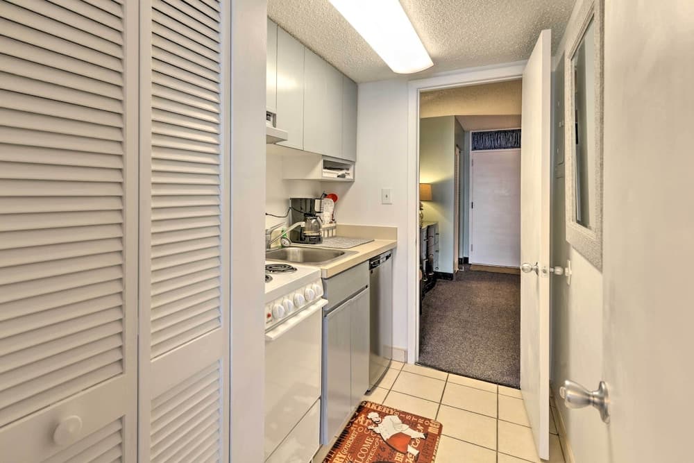 Walk to Ocean: Myrtle Beach Condo w/ Views!