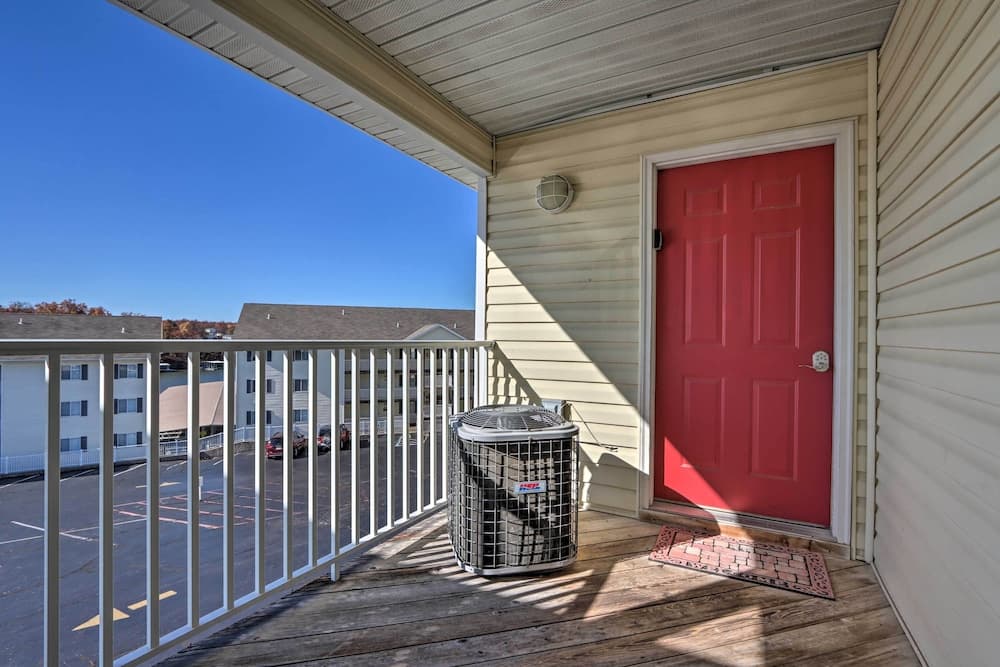 Lakefront Haven w/ Balcony in Osage Beach!