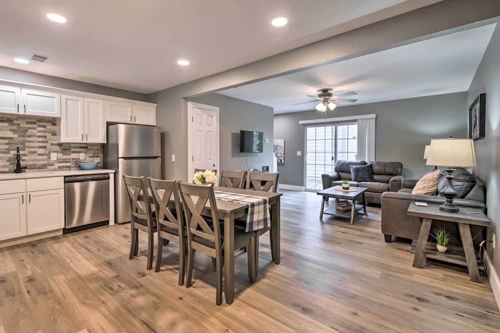 Pet-friendly Abode, Walk to Table Rock Lake!