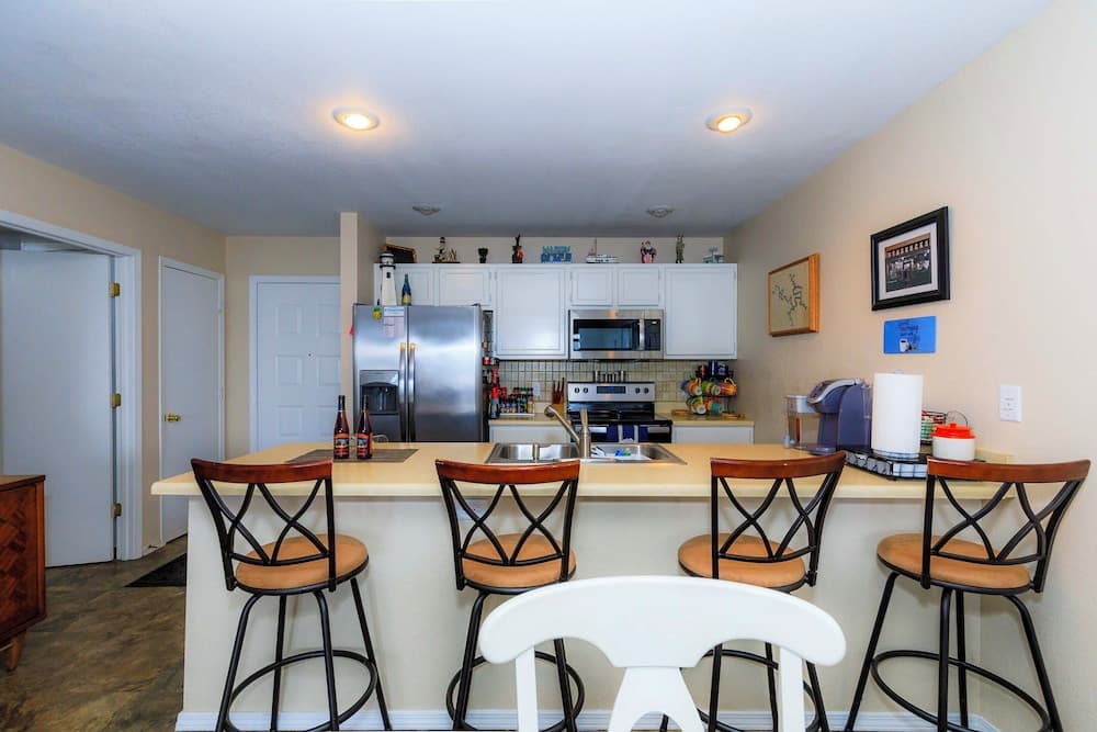 Pool Days & Water Fun Await: Lake Ozark Escape!