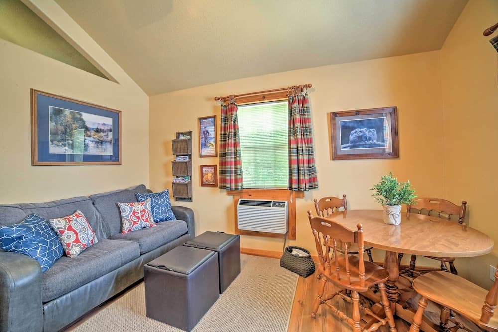 4 Mi to Museums: Cozy Branson Cabin